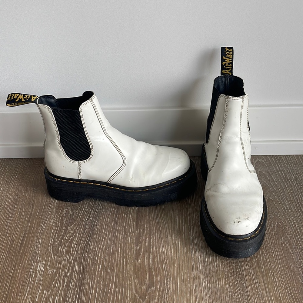 WHITE DOC MARTENS- 2976 SMOOTH LEATHER PLATFORM CHELSEA BOOTS